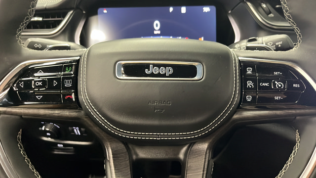 Used 2025 Jeep Grand Cherokee Overland AWD/4WD image 16