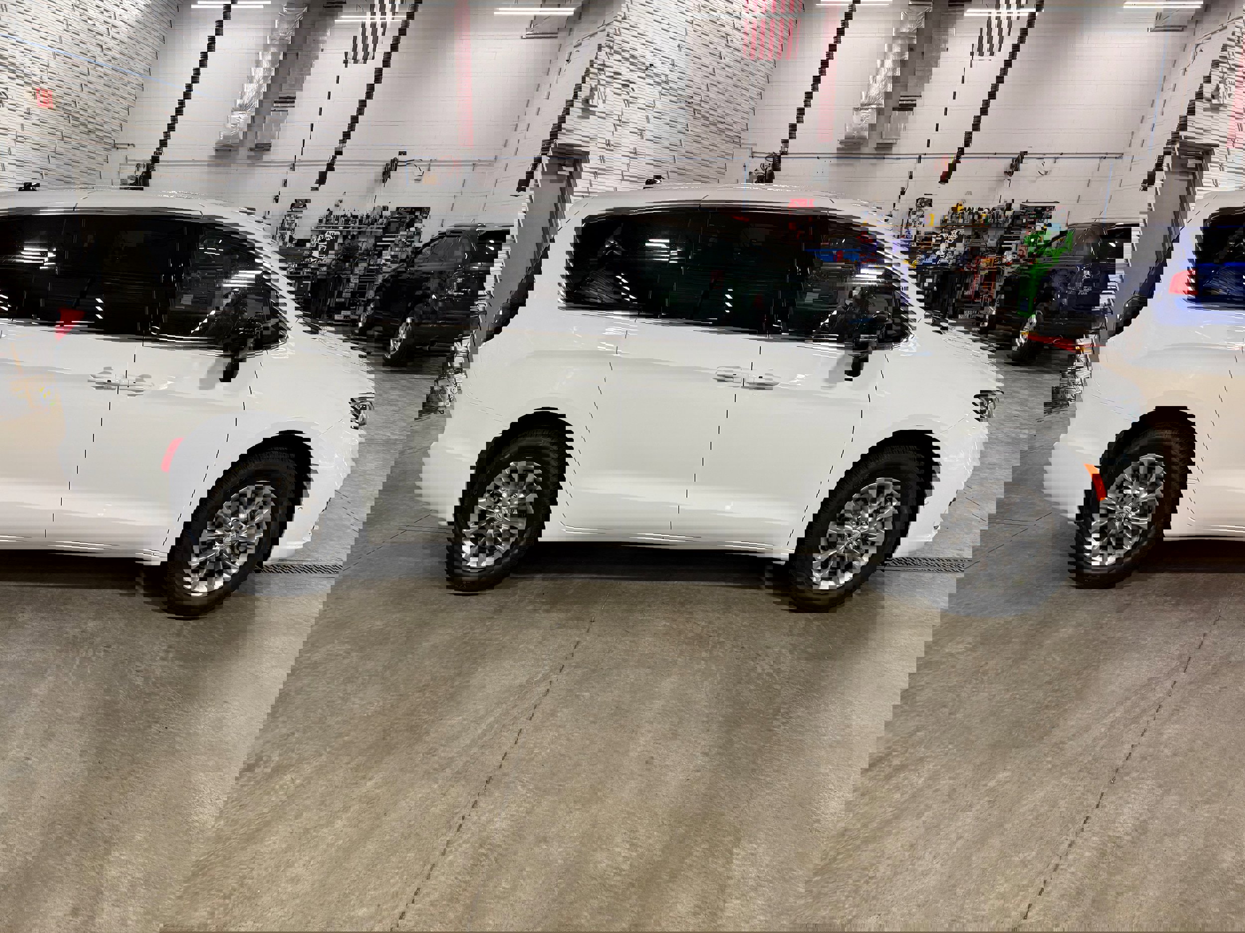 New 2026 Chrysler Pacifica Select image 3
