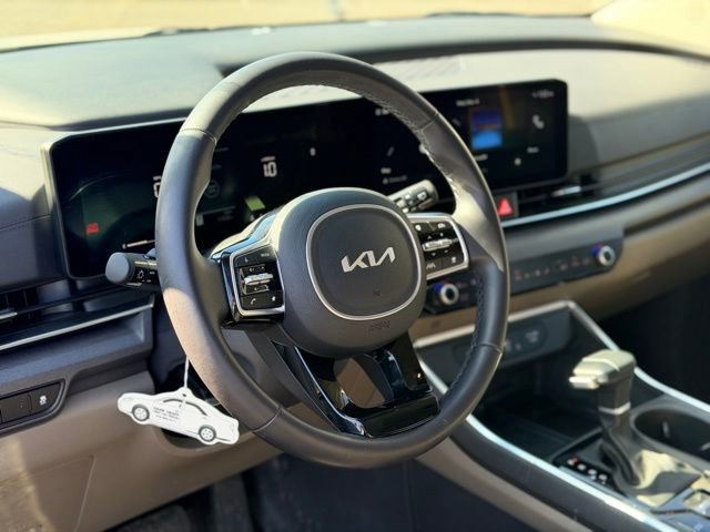 Used 2025 Kia Carnival EX image 9