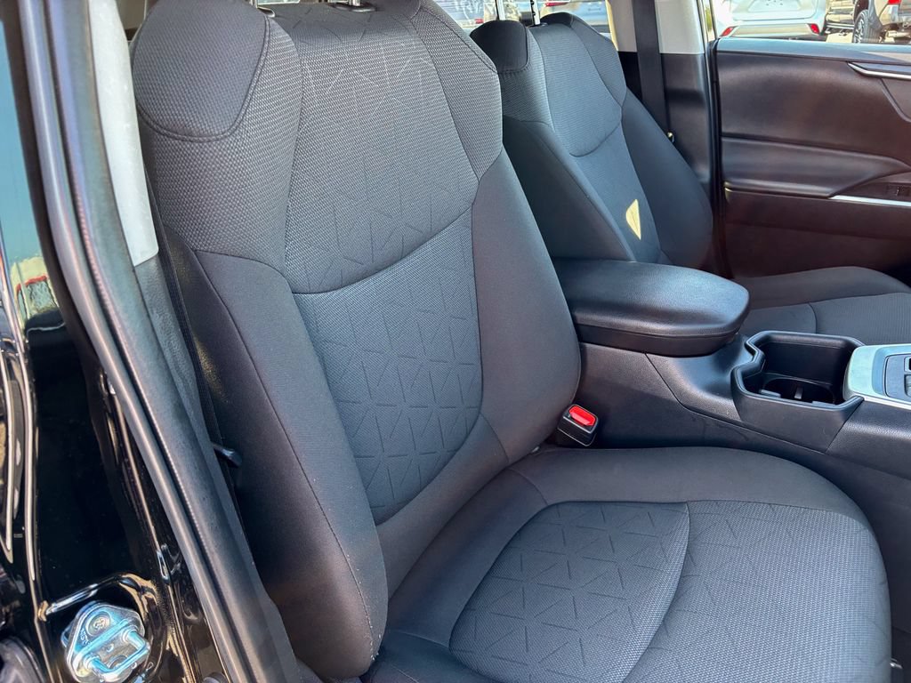 Used 2025 Toyota RAV4 XLE AWD/4WD image 35