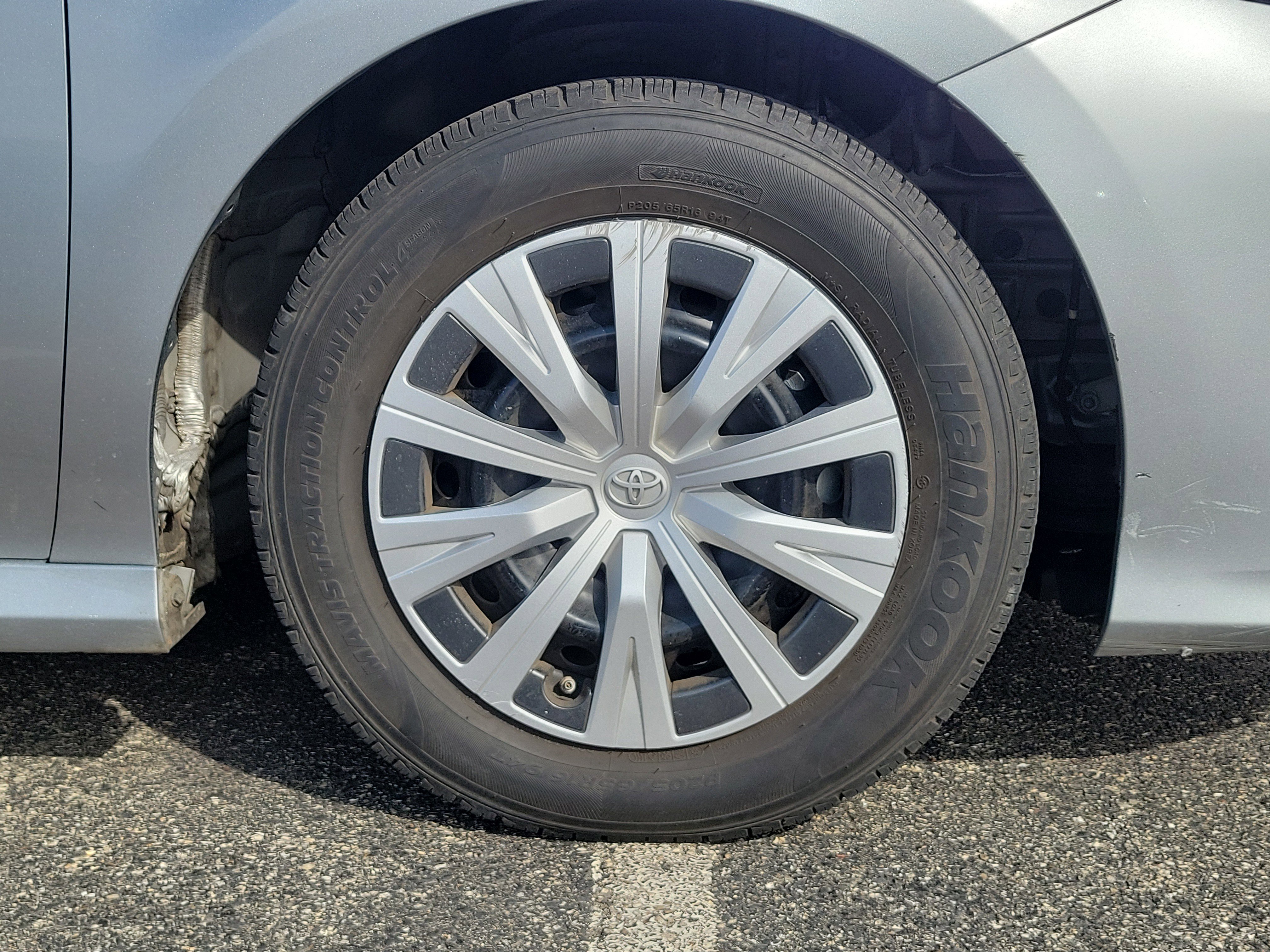 Used 2019 Toyota Camry LE w/ Sunroof Package image 5