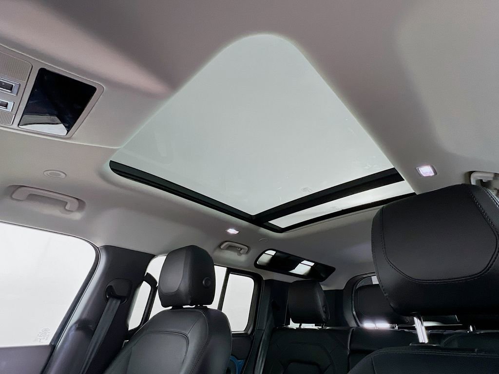 Used 2024 Land Rover Defender 110 S image 23