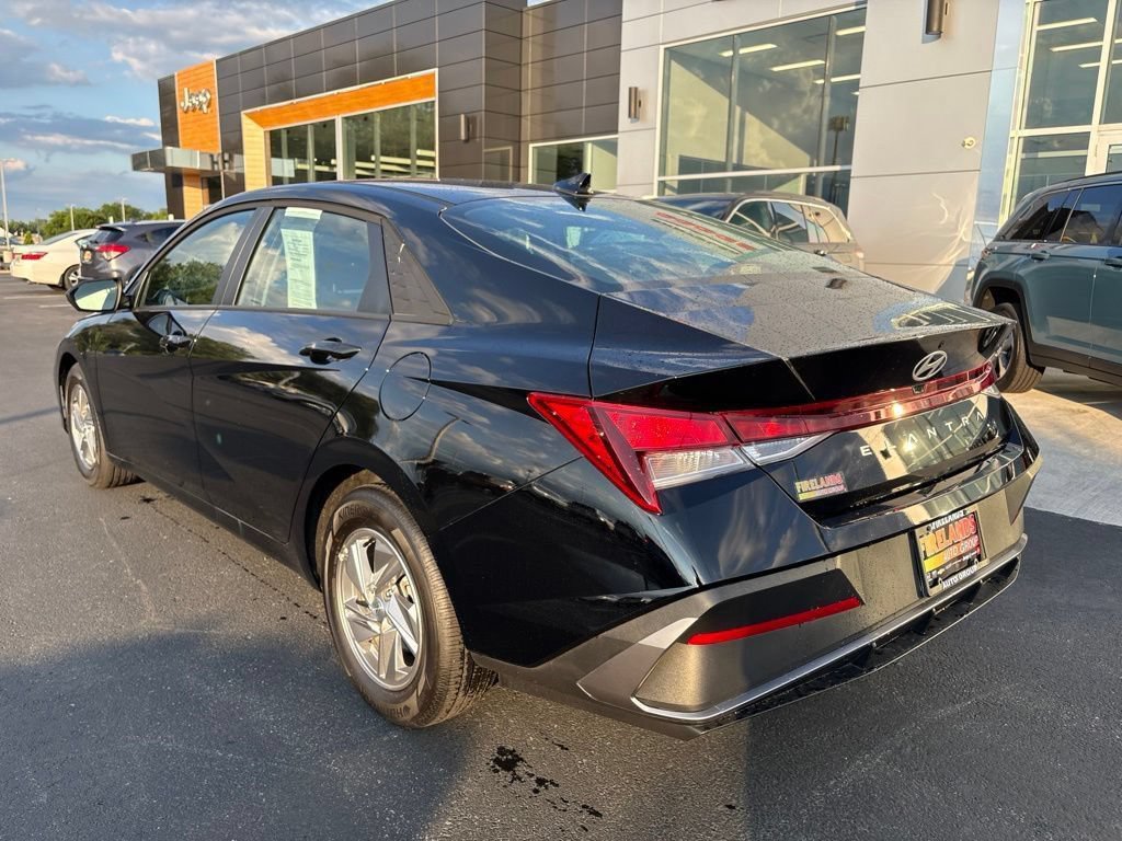 Used 2026 Hyundai Elantra SE FWD image 3