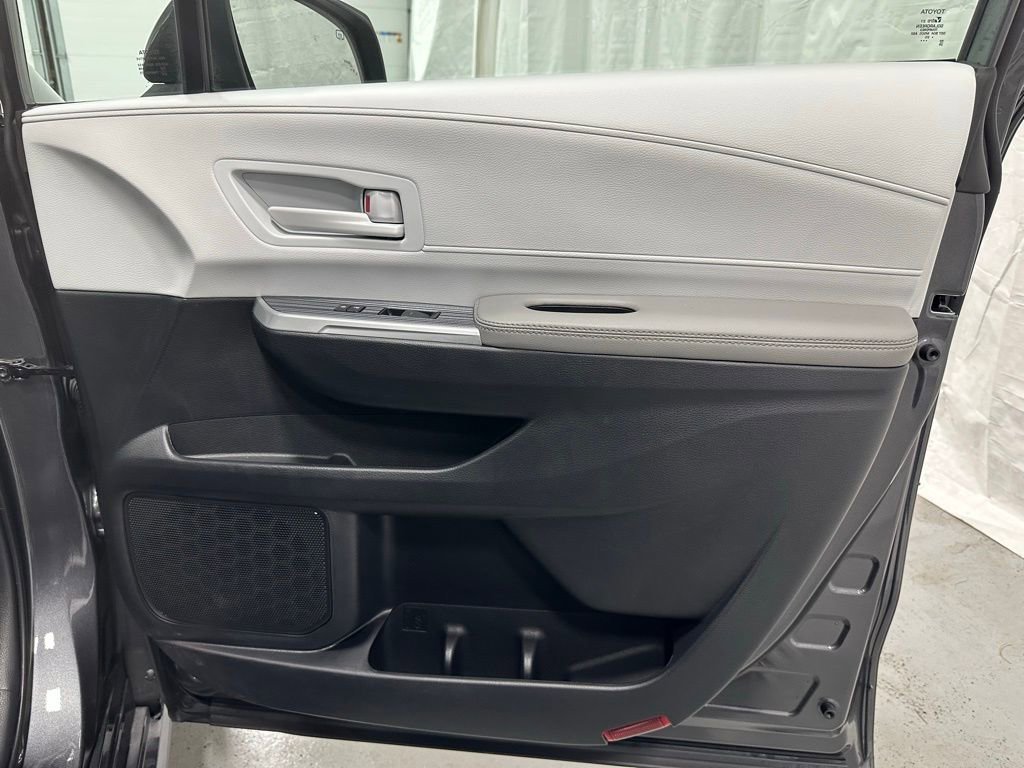 Used 2025 Toyota Sienna LE image 59