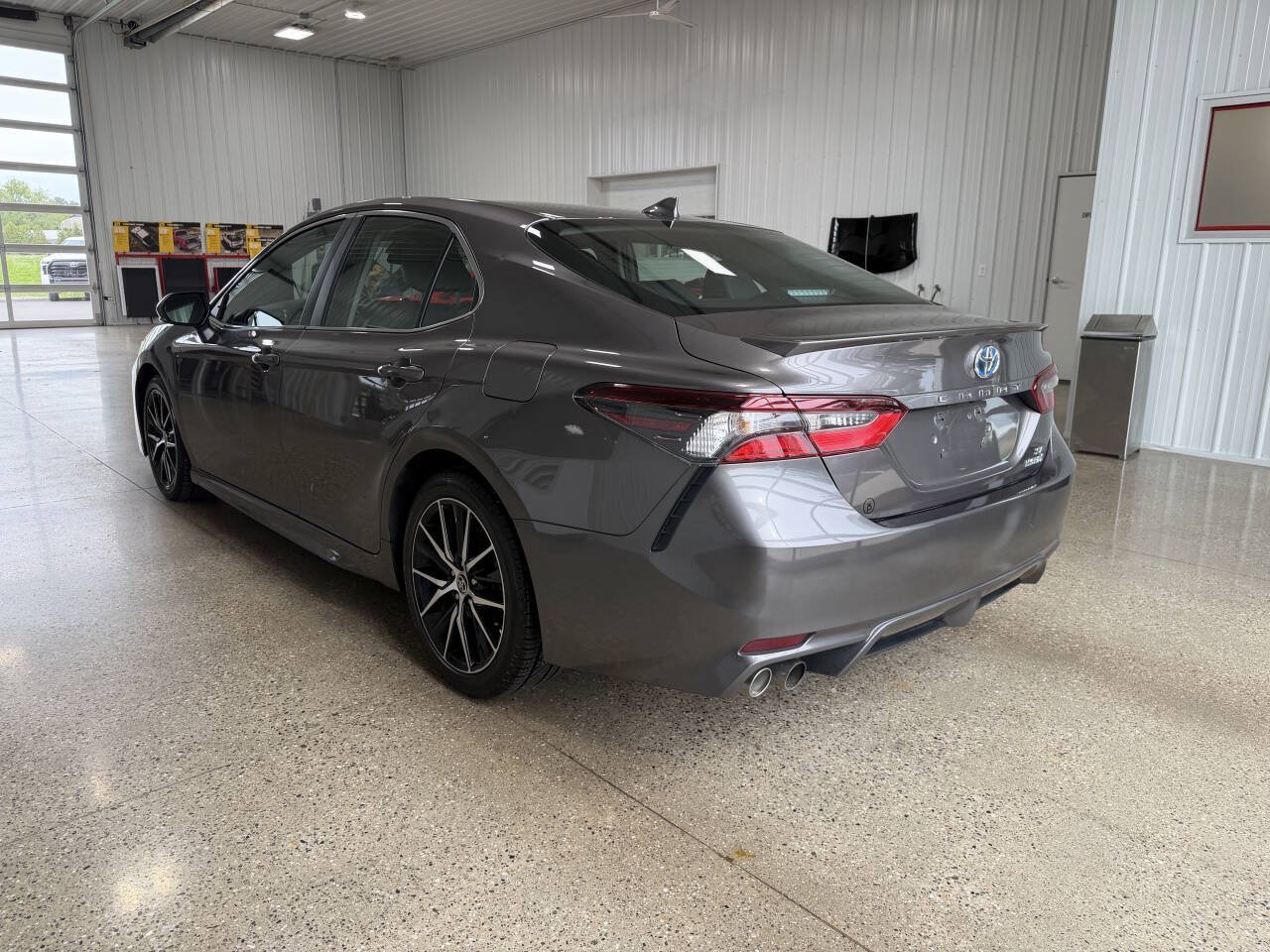 Used 2023 Toyota Camry SE FWD image 4