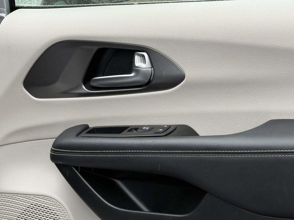 Used 2024 Chrysler Pacifica Select FWD image 8