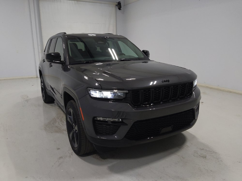 Used 2023 Jeep Grand Cherokee Limited w/ Black Appearance Package AWD/4WD image 14