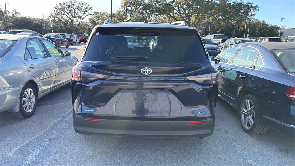 Certified 2025 Toyota Sienna XLE image 6