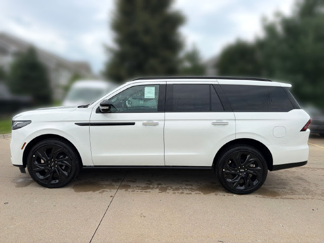 New 2027 Lincoln Navigator Reserve w/ Jet Appearance Package AWD/4WD image 10