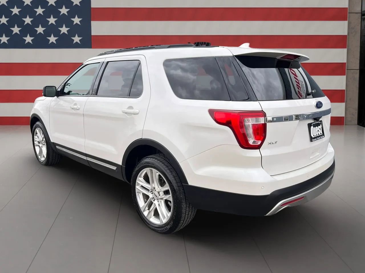 Used 2017 Ford Explorer XLT w/ Equipment Group 202A image 4