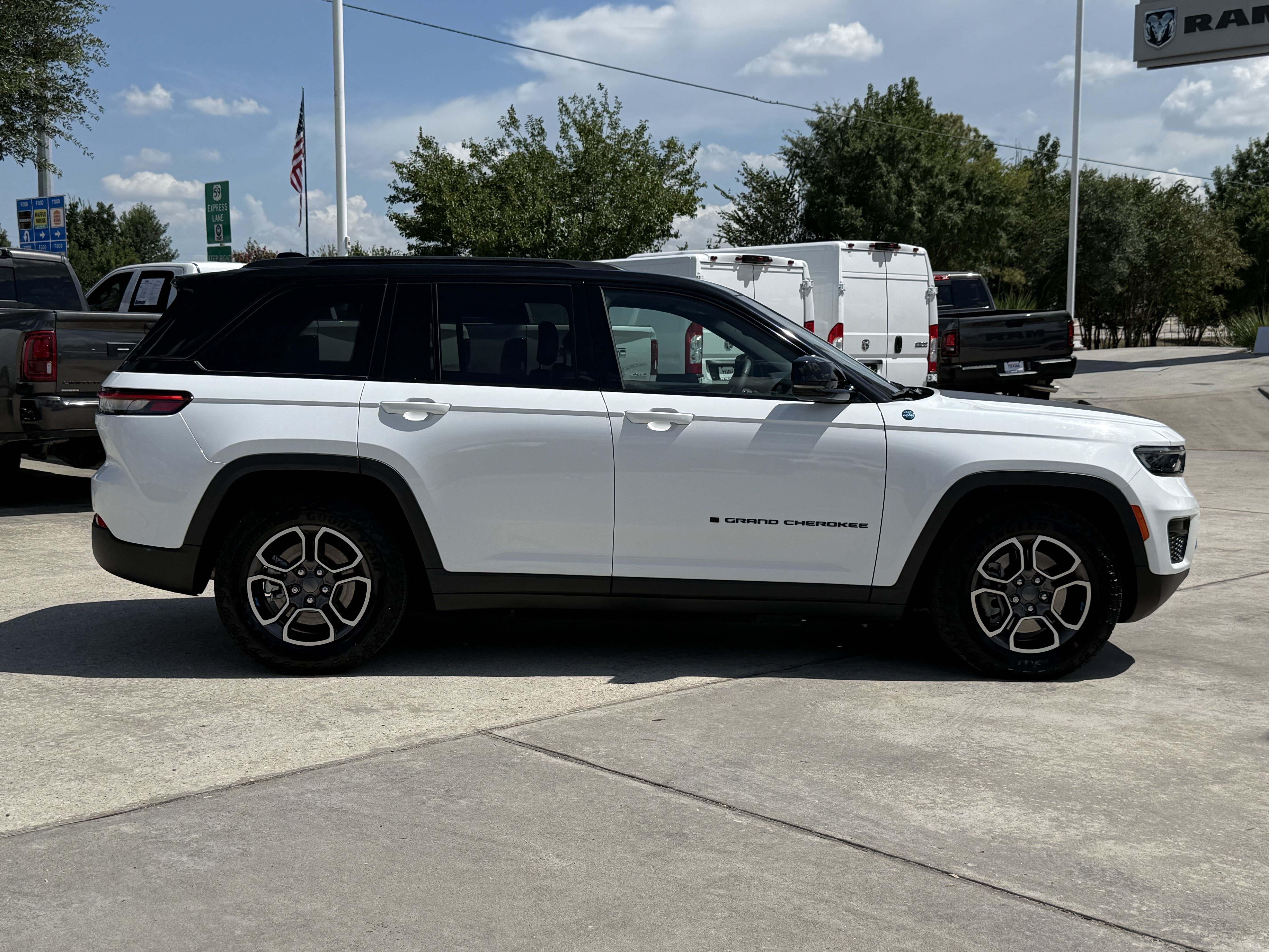 Used 2022 Jeep Grand Cherokee Trailhawk AWD/4WD image 3