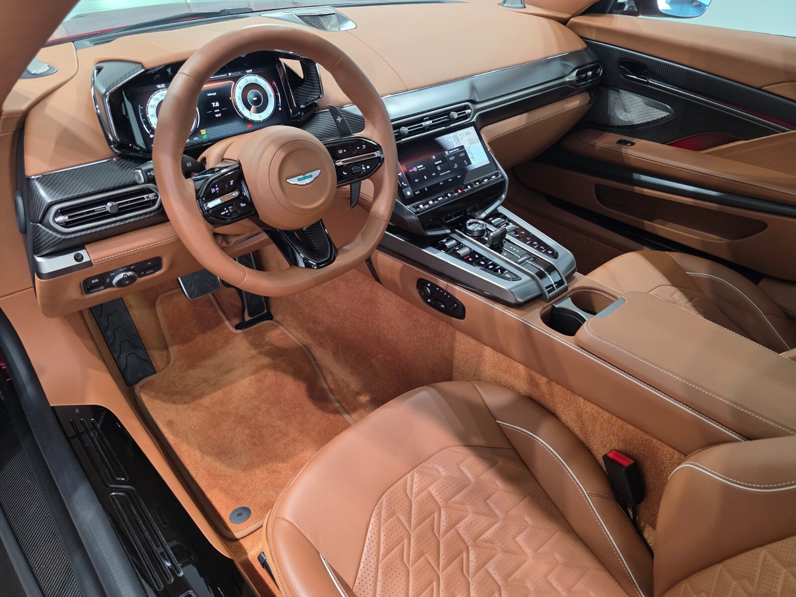 Used 2025 Aston Martin Vanquish RWD image 3
