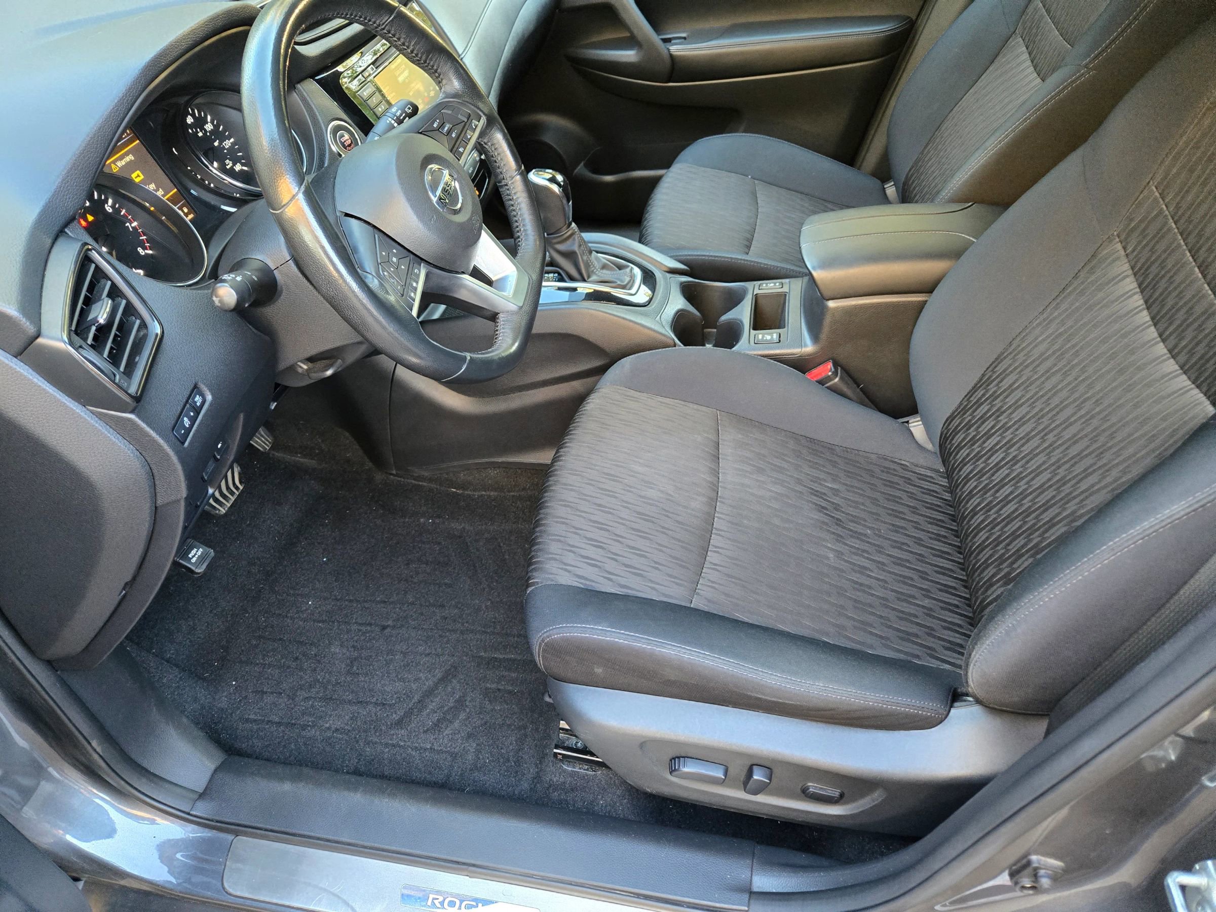 Used 2018 Nissan Rogue SV image 16