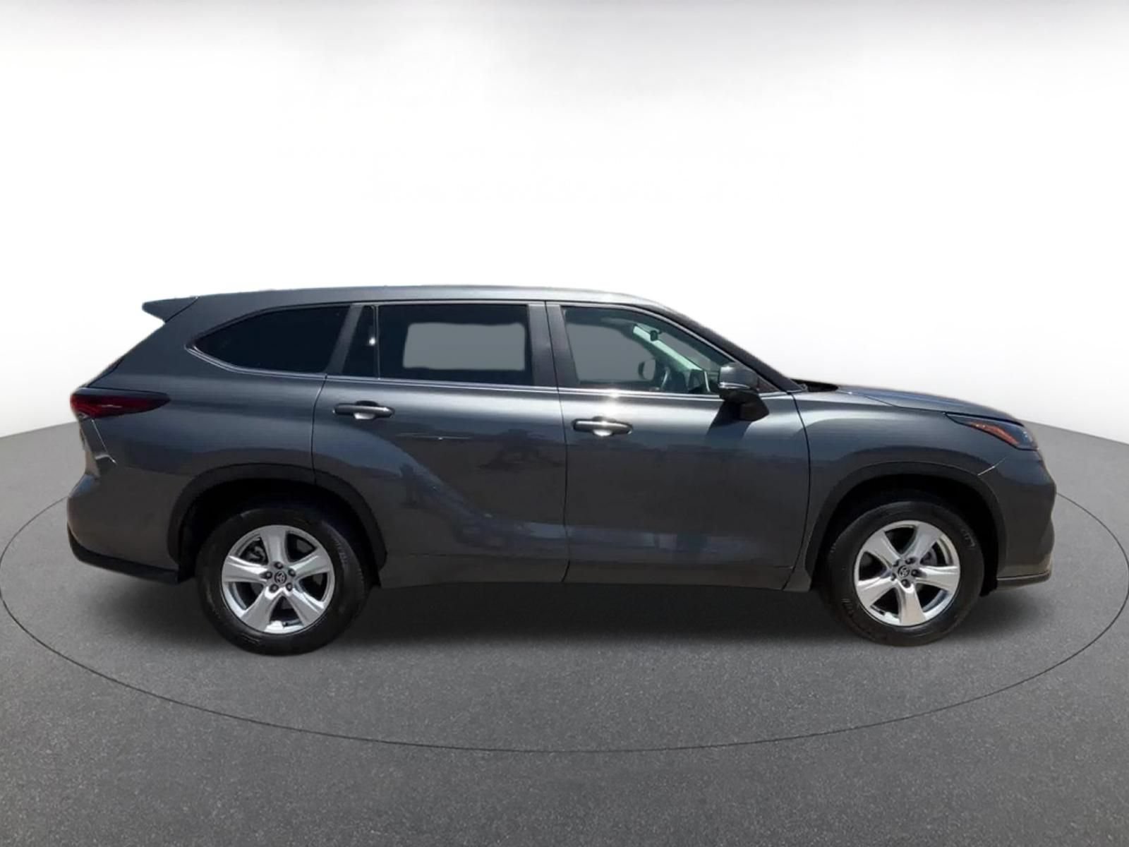 Used 2025 Toyota Highlander LE FWD image 16