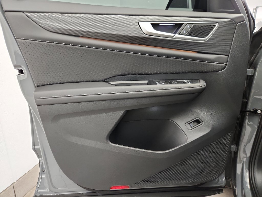 Certified 2025 Volkswagen Atlas Cross Sport SEL image 8