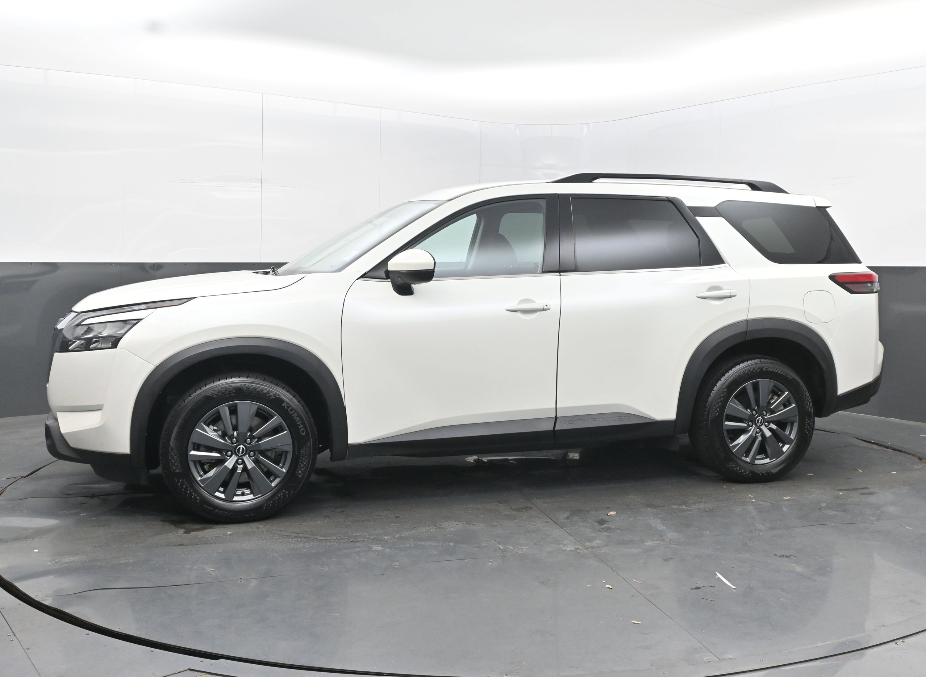 Used 2024 Nissan Pathfinder SV image 5
