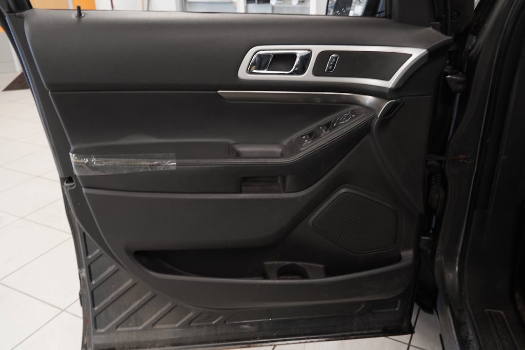 Used 2015 Ford Explorer XLT w/ Equipment Group 202A FWD image 16