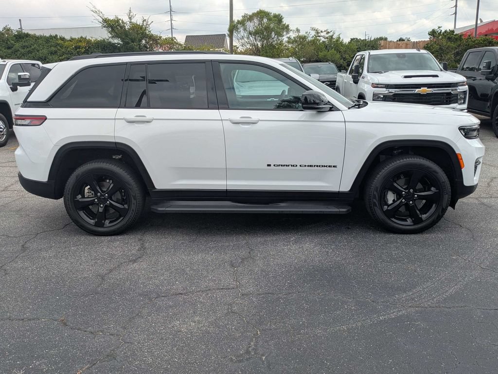 Used 2025 Jeep Grand Cherokee Limited w/ Black Appearance Package AWD/4WD image 3