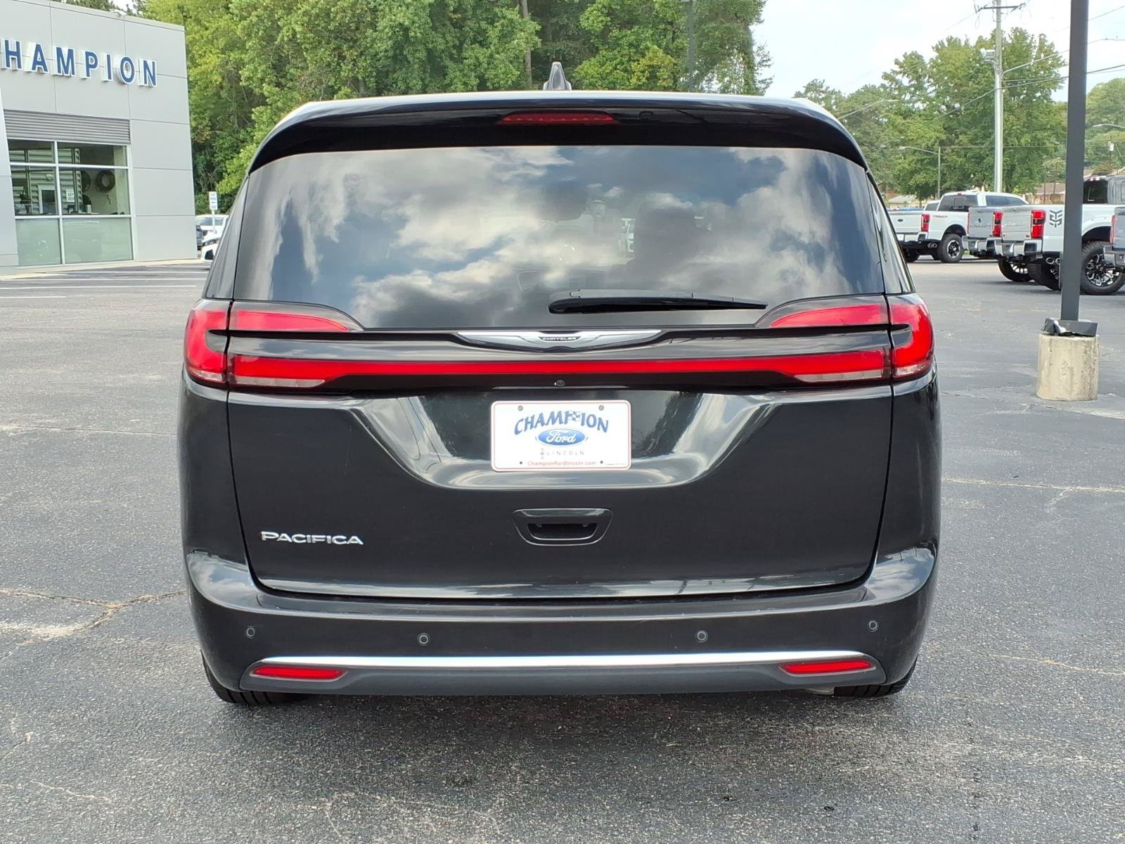 Used 2023 Chrysler Pacifica Touring-L FWD image 23