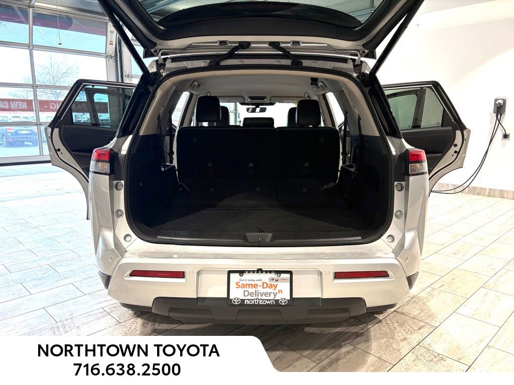 Used 2023 Nissan Pathfinder SL w/ Black Appearance Package image 26