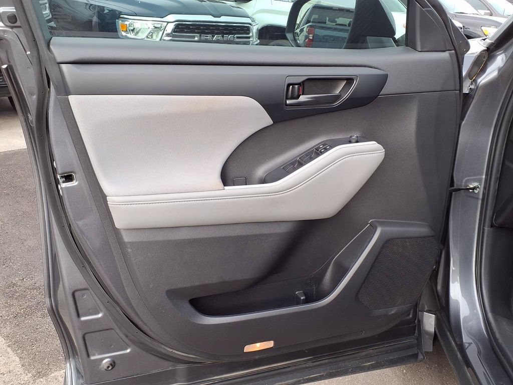 Used 2023 Toyota Highlander LE FWD image 27