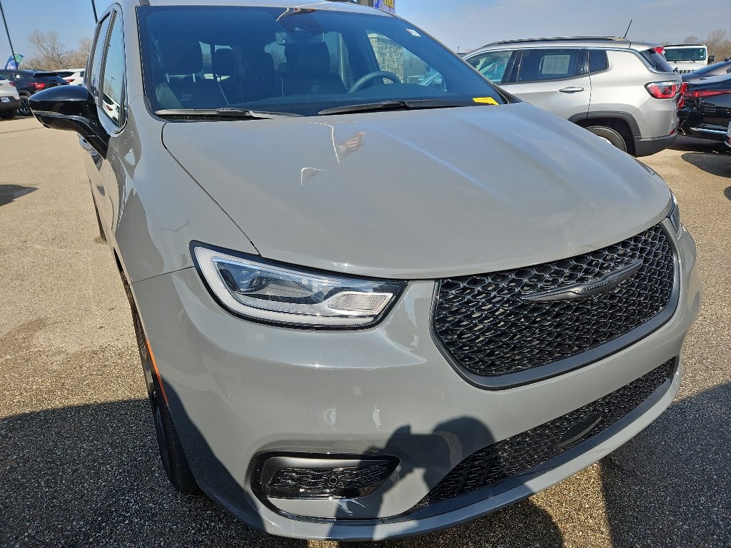 Used 2025 Chrysler Pacifica Limited w/ Uconnect Theater Family Group image 3