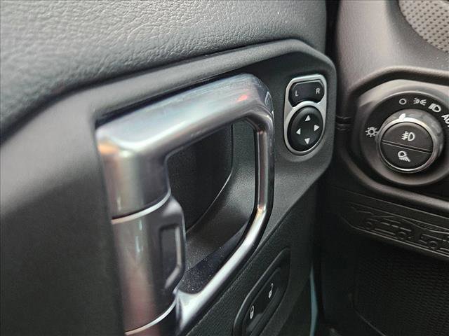 Used 2025 Jeep Gladiator Rubicon w/ Convenience Group image 18