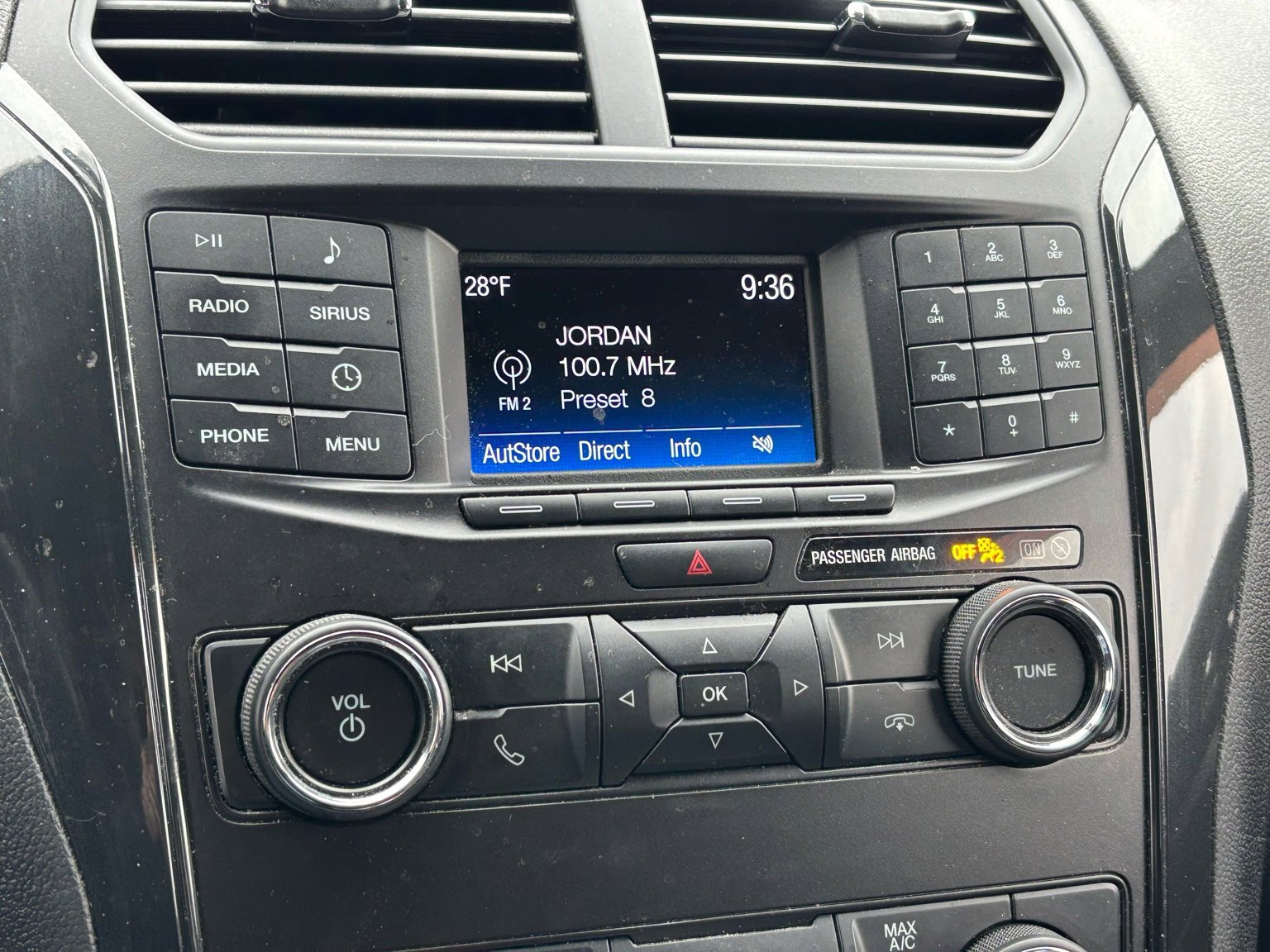 Used 2019 Ford Explorer XLT image 4