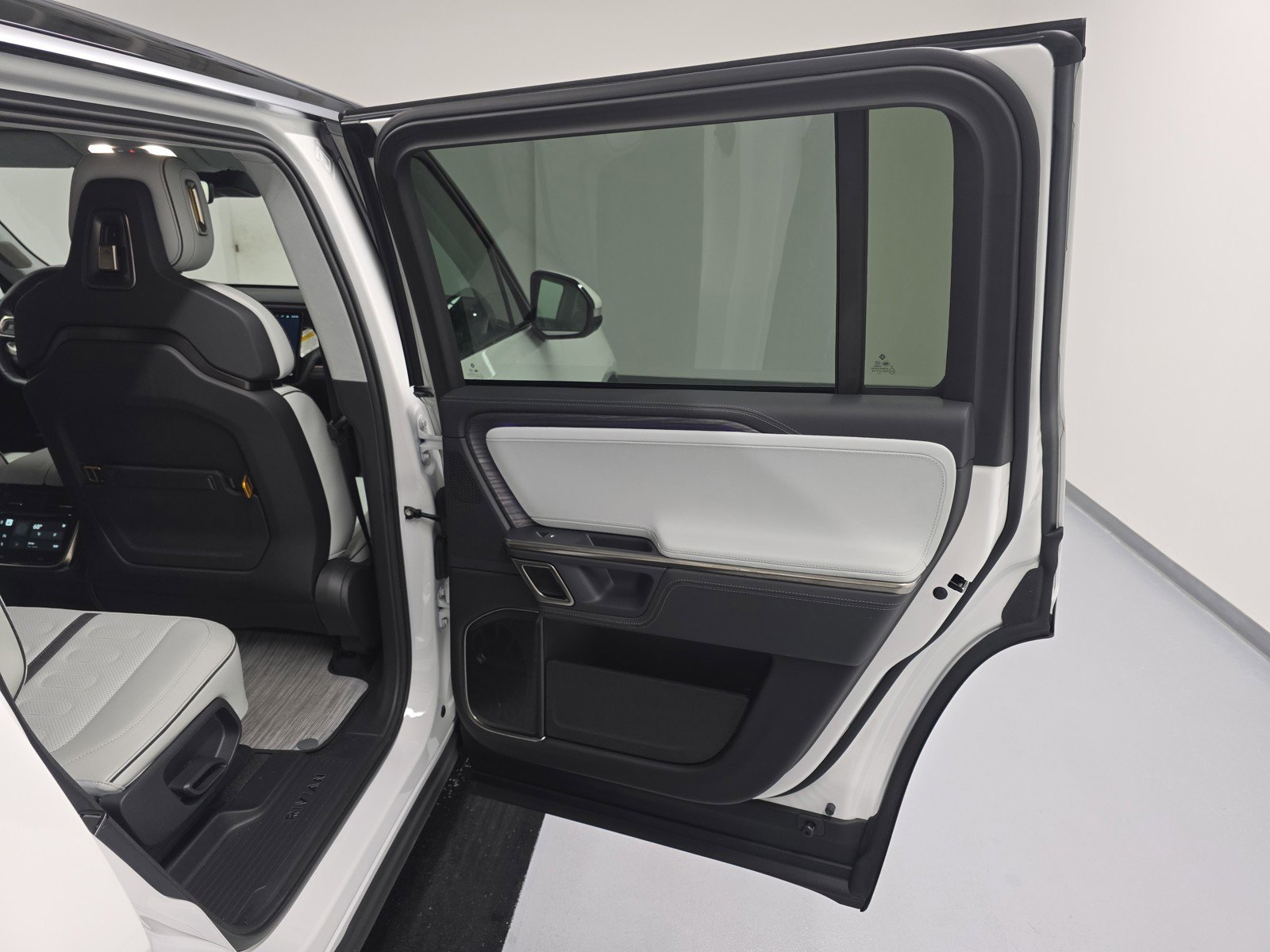 Used 2024 Rivian R1S Adventure image 19