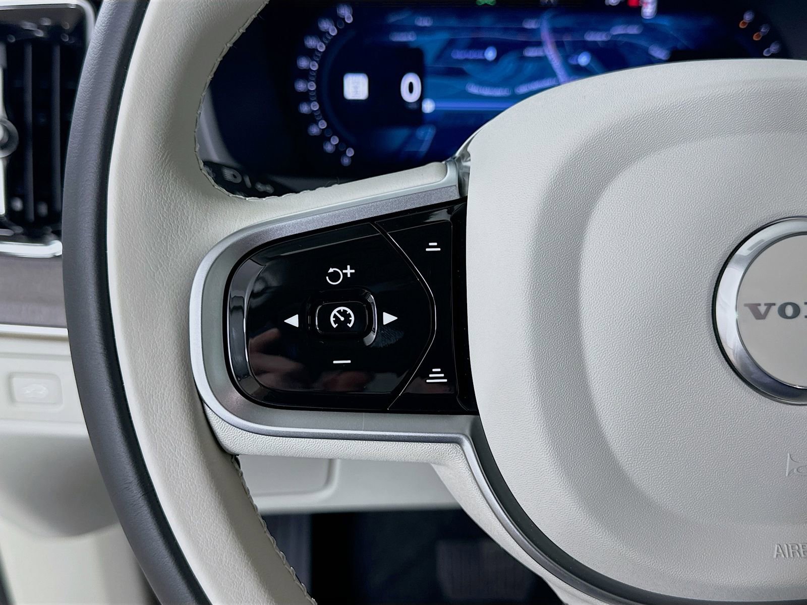 New 2026 Volvo XC90 B6 Ultra w/ Protection Package AWD/4WD image 18