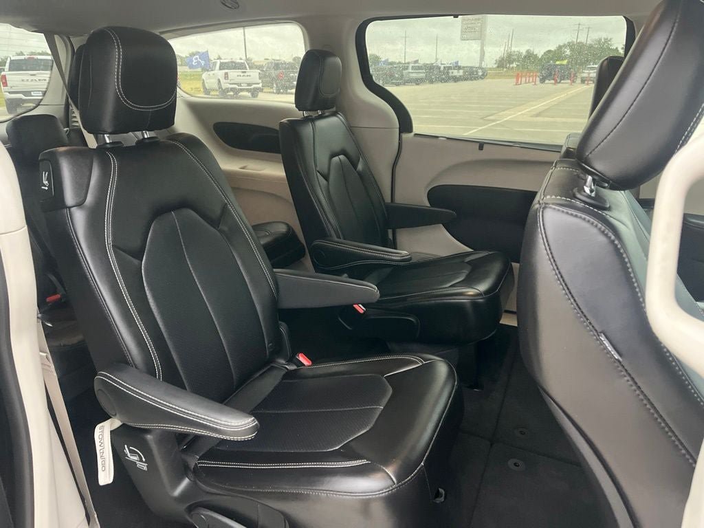 Used 2024 Chrysler Pacifica Touring-L FWD image 11