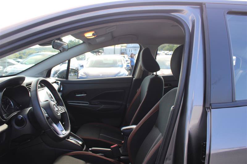 Used 2024 Nissan Versa SR FWD image 8