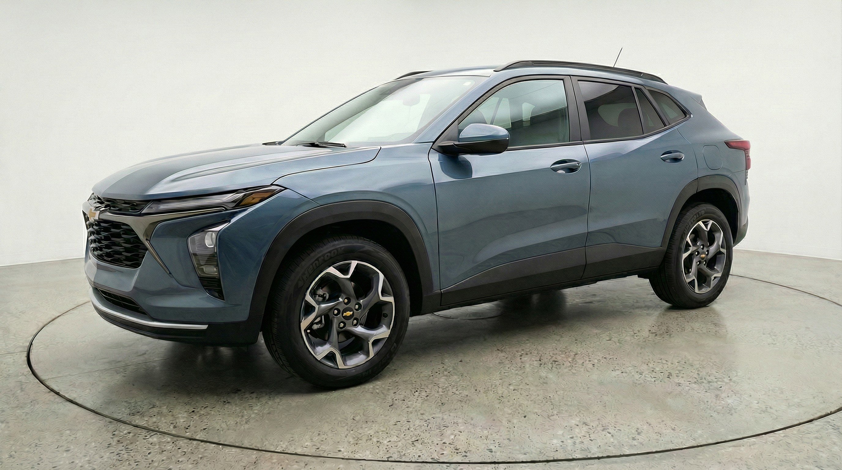 Used 2025 Chevrolet Trax LT w/ LT Convenience Package FWD image 3