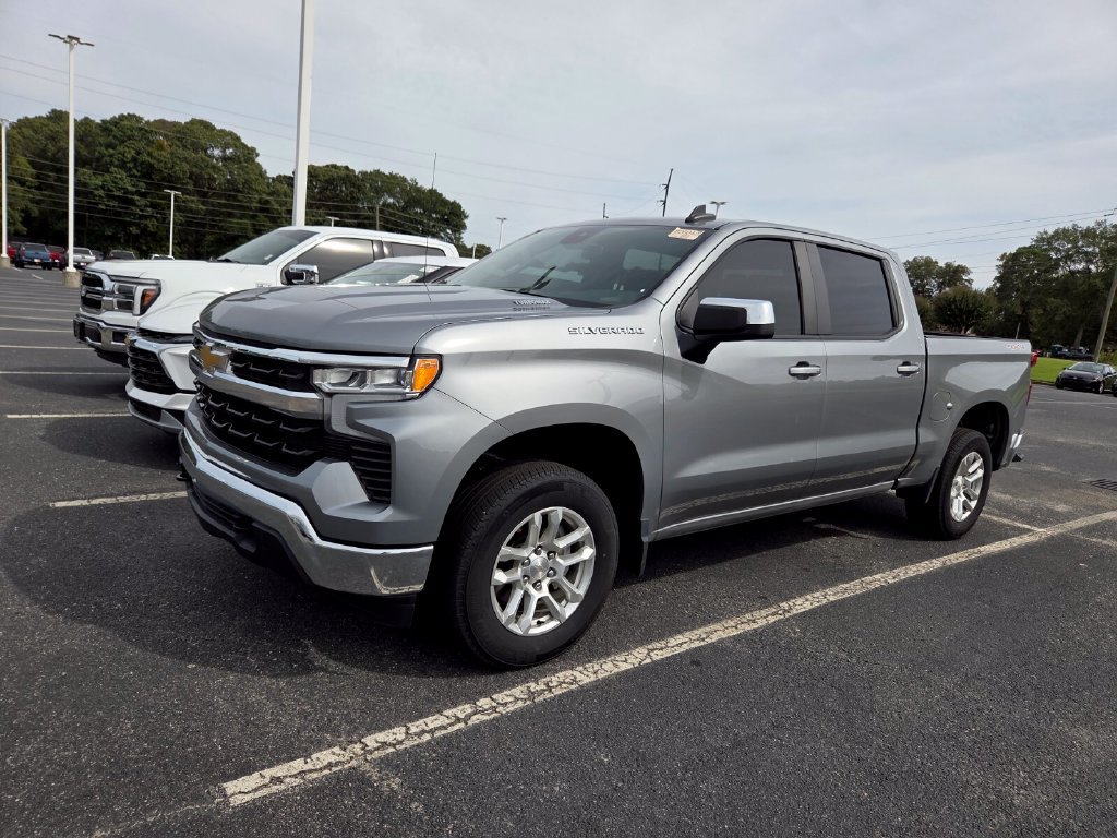 Used 2024 Chevrolet Silverado 1500 LT AWD/4WD image 3