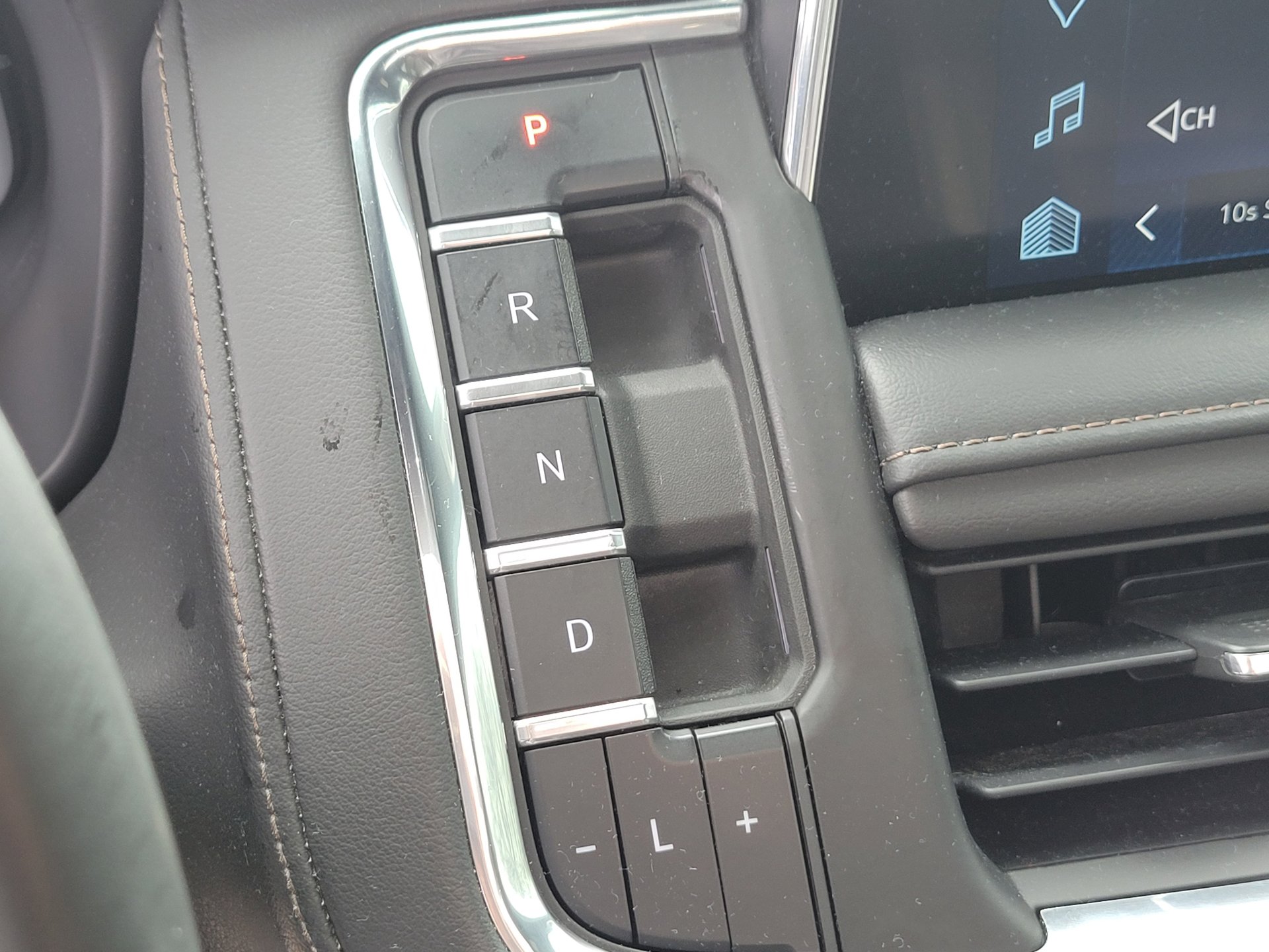 Used 2023 Chevrolet Suburban High Country image 29