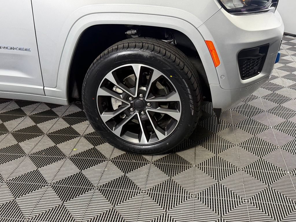 Certified 2023 Jeep Grand Cherokee Overland AWD/4WD image 11