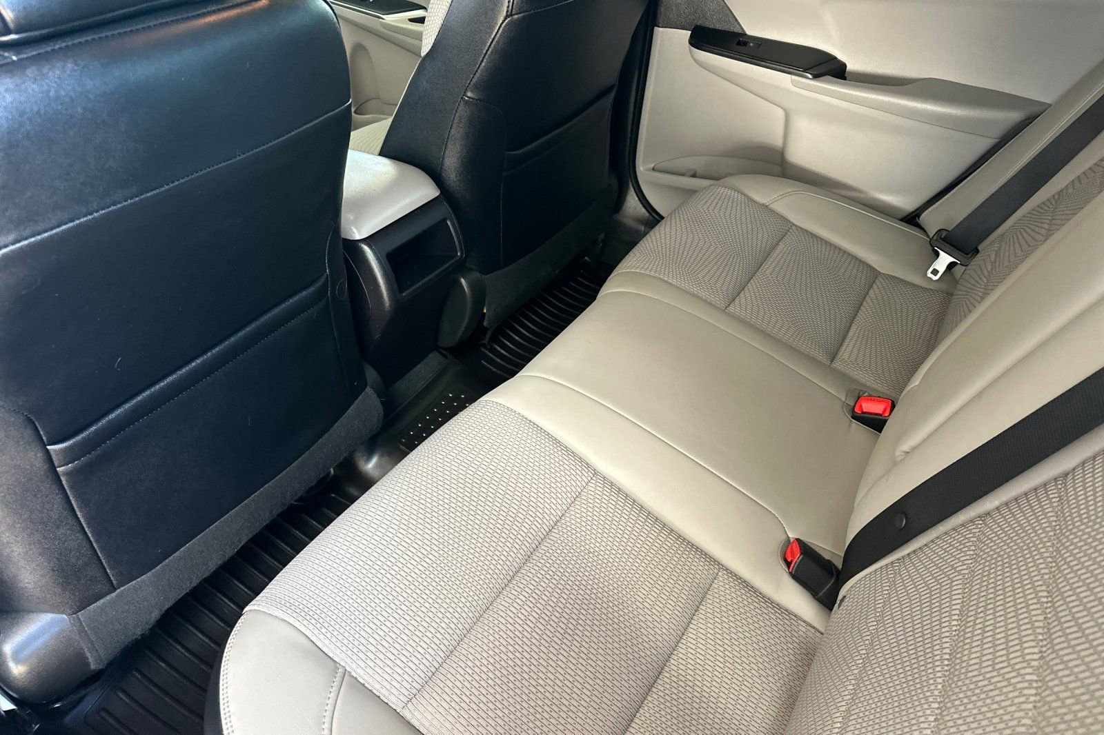 Used 2016 Toyota Camry SE image 9