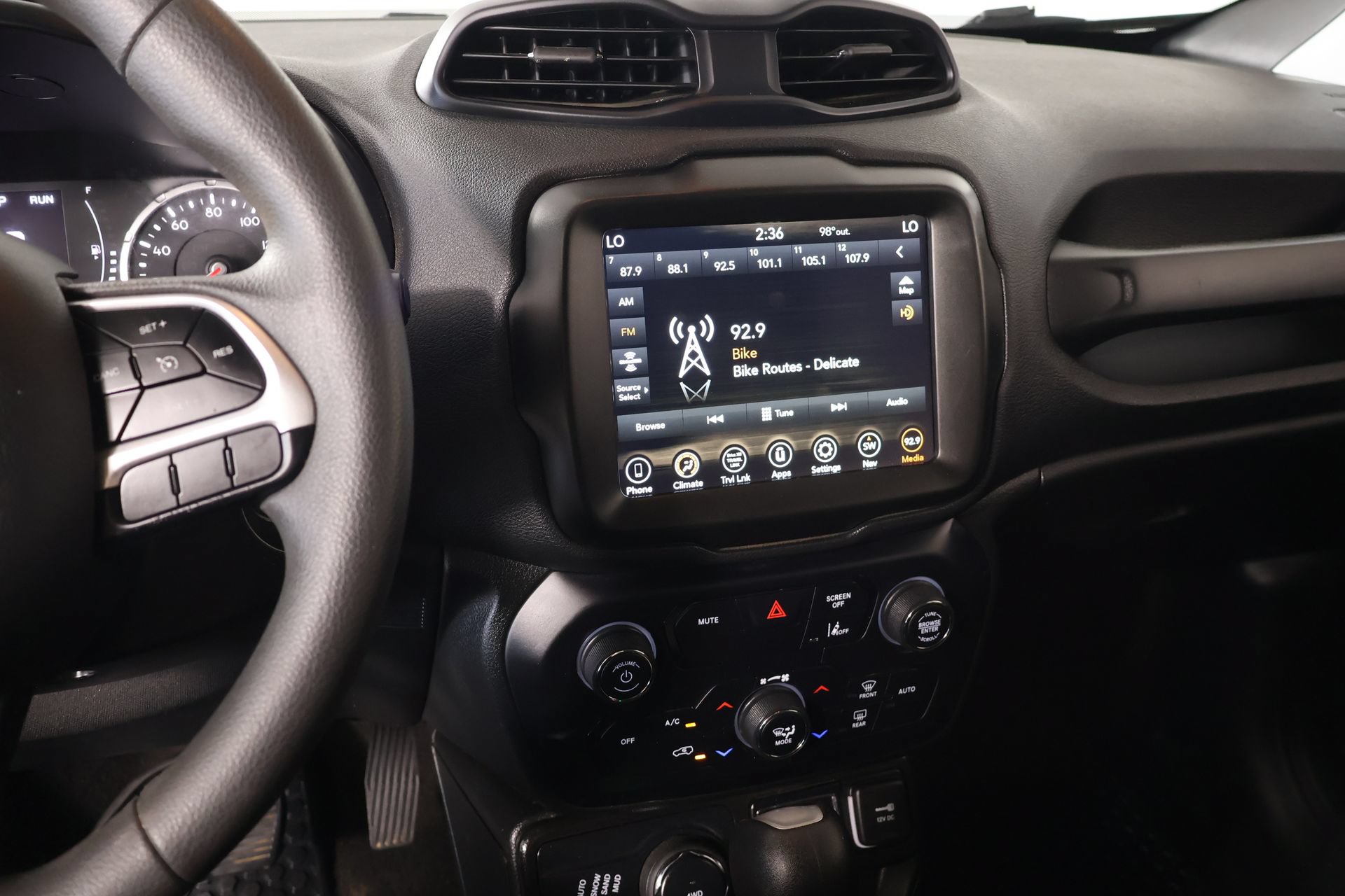 Used 2023 Jeep Renegade Latitude AWD/4WD image 5