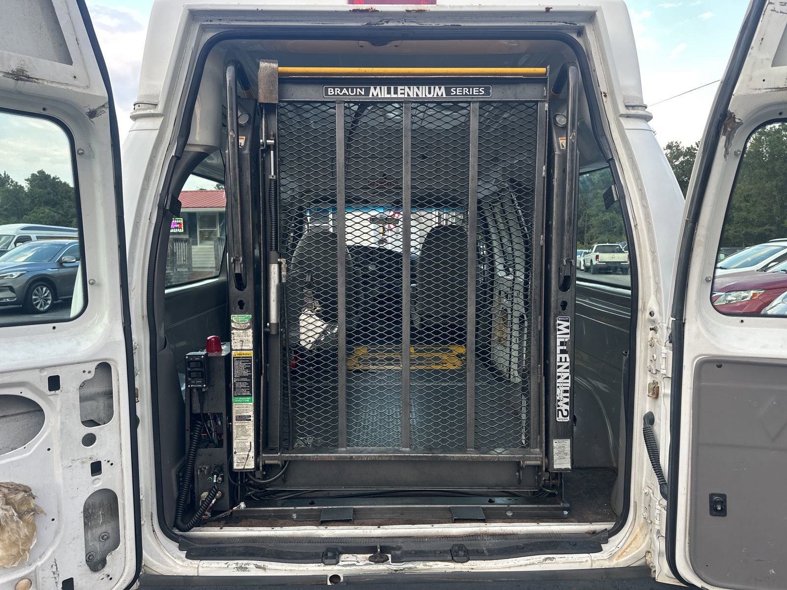 Used 2008 Ford E-150 and Econoline 150 image 6