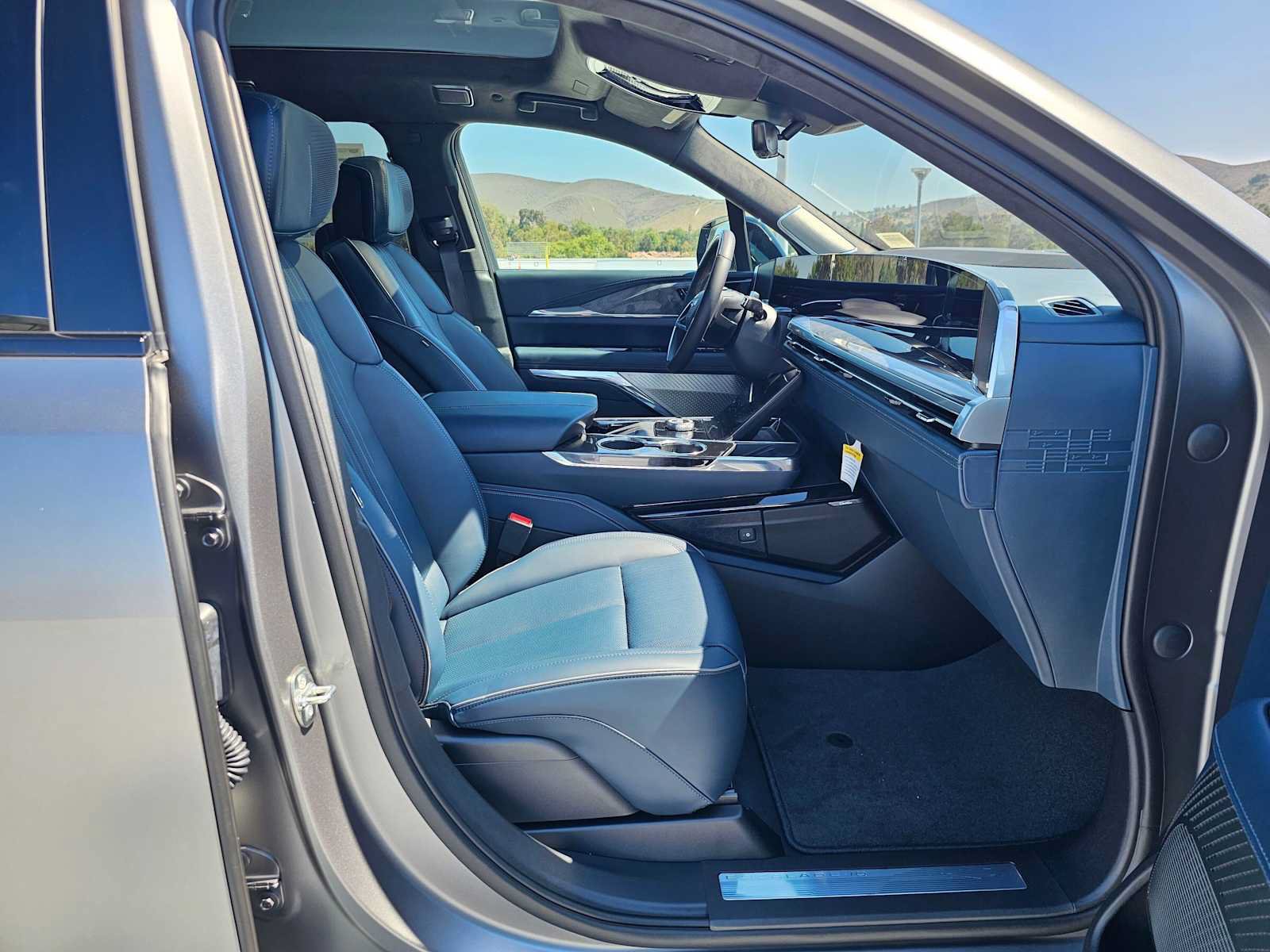 New 2026 Cadillac Escalade IQL Sport 2 w/ LPO, ONYX Package AWD/4WD image 10