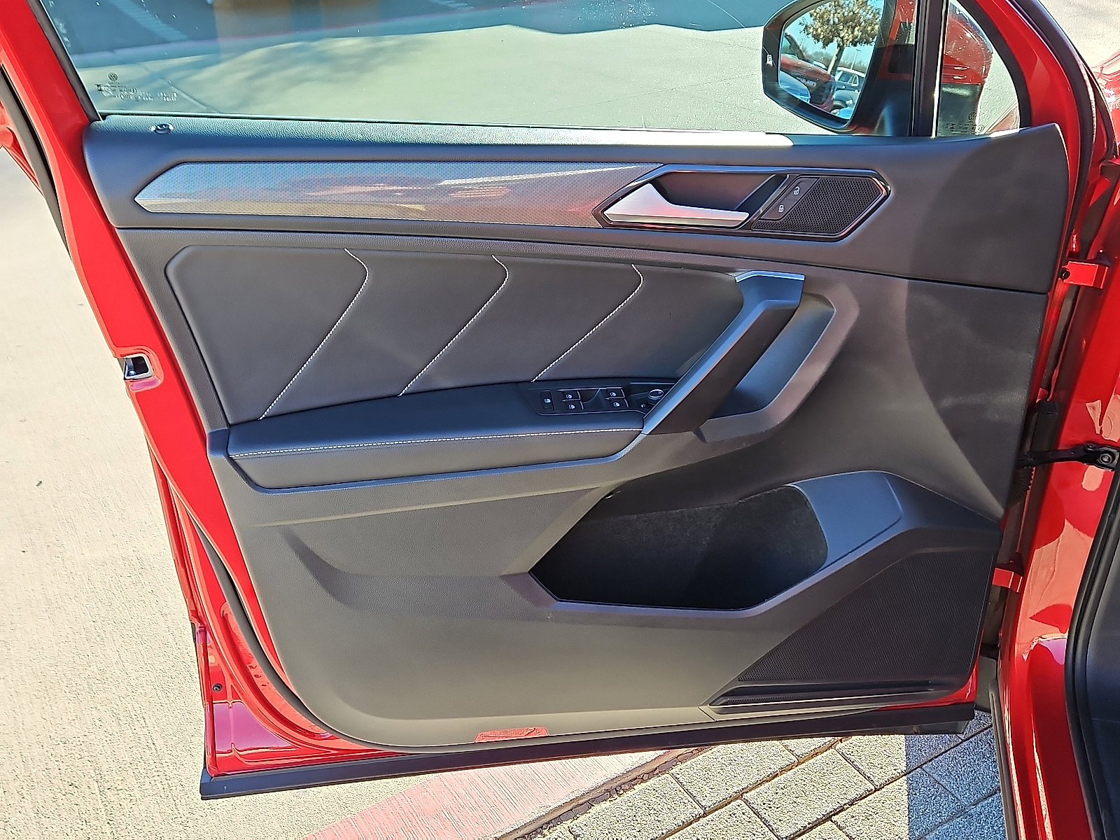 Certified 2023 Volkswagen Tiguan SE w/ Panoramic Sunroof Package image 13