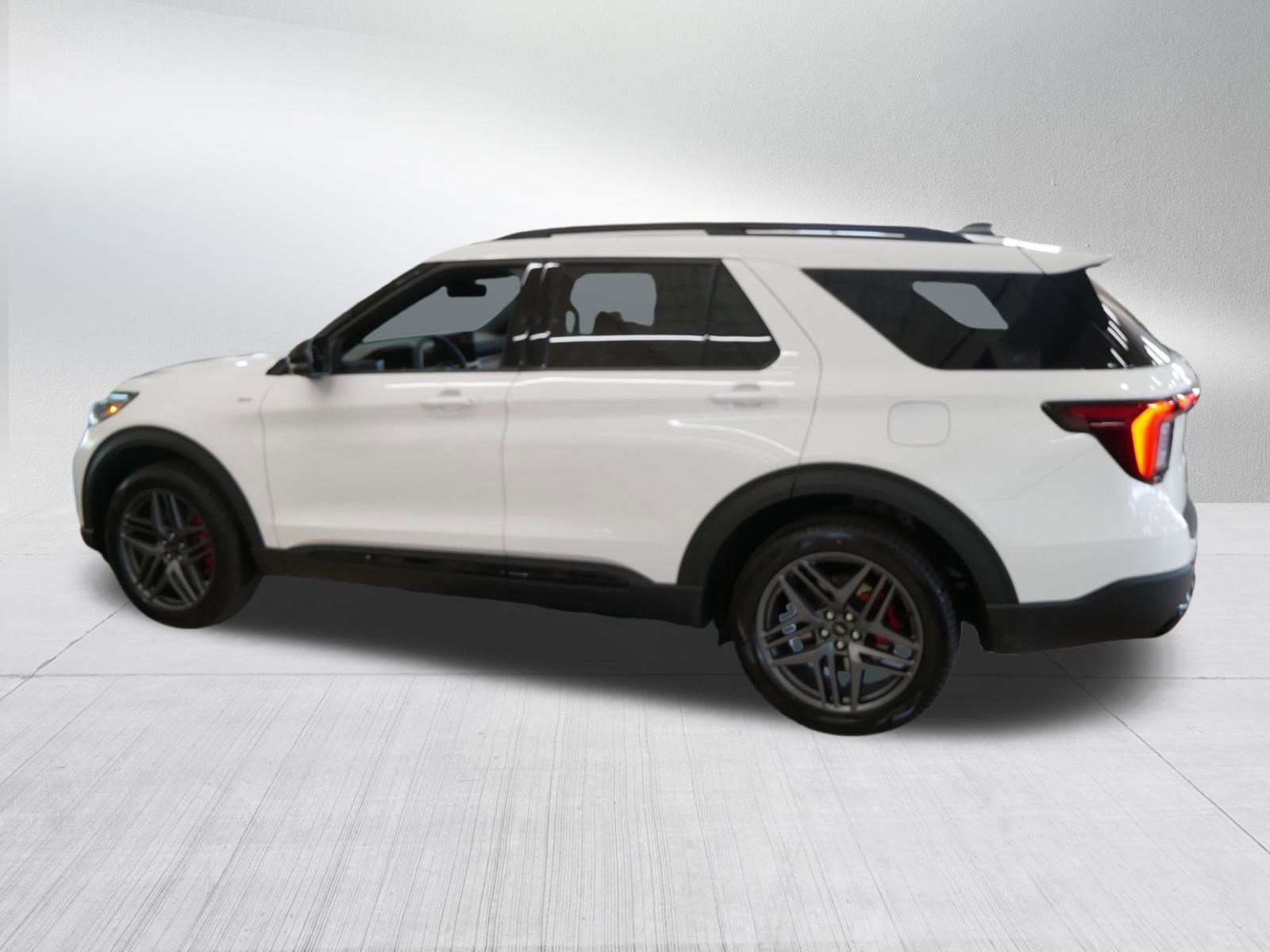 Used 2026 Ford Explorer ST-Line w/ ST-Line Street Pack image 5