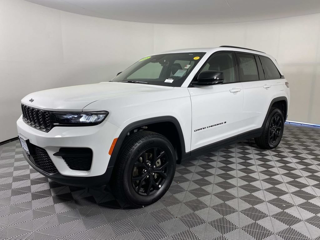 Used 2025 Jeep Grand Cherokee Altitude AWD/4WD image 4
