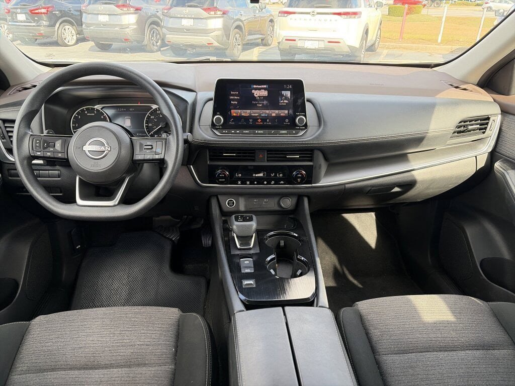 Used 2023 Nissan Rogue SV image 11