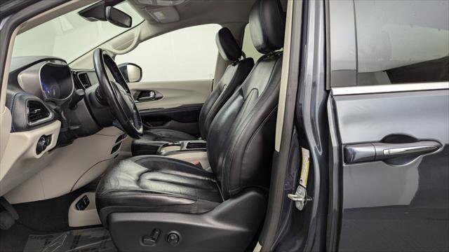 Used 2021 Chrysler Pacifica Touring-L image 14