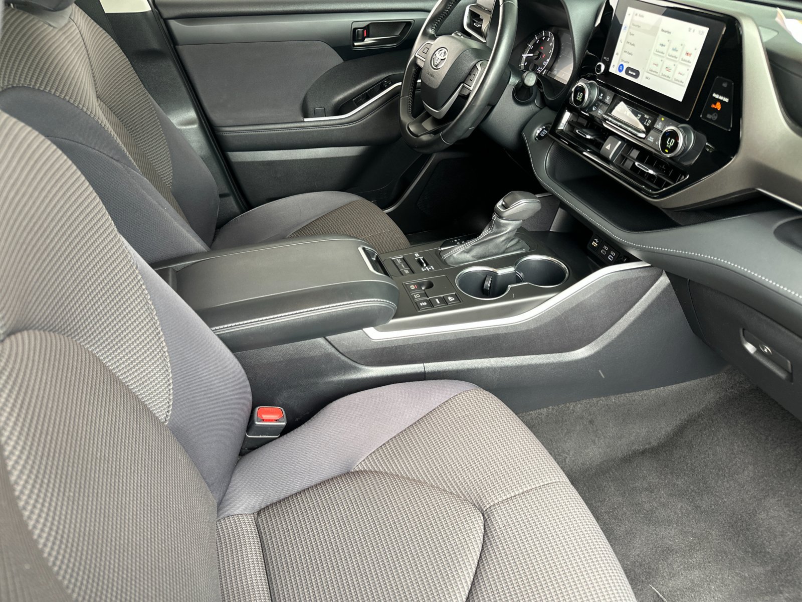 Used 2023 Toyota Highlander LE AWD/4WD image 16