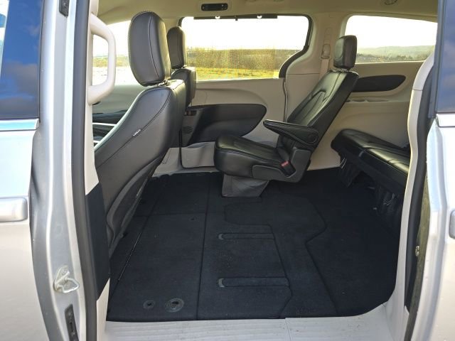 Used 2024 Chrysler Pacifica Touring-L image 9