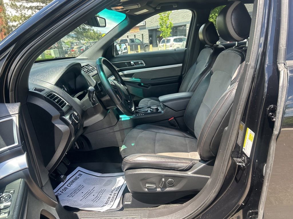 Used 2017 Ford Explorer XLT w/ Equipment Group 202A AWD/4WD image 24