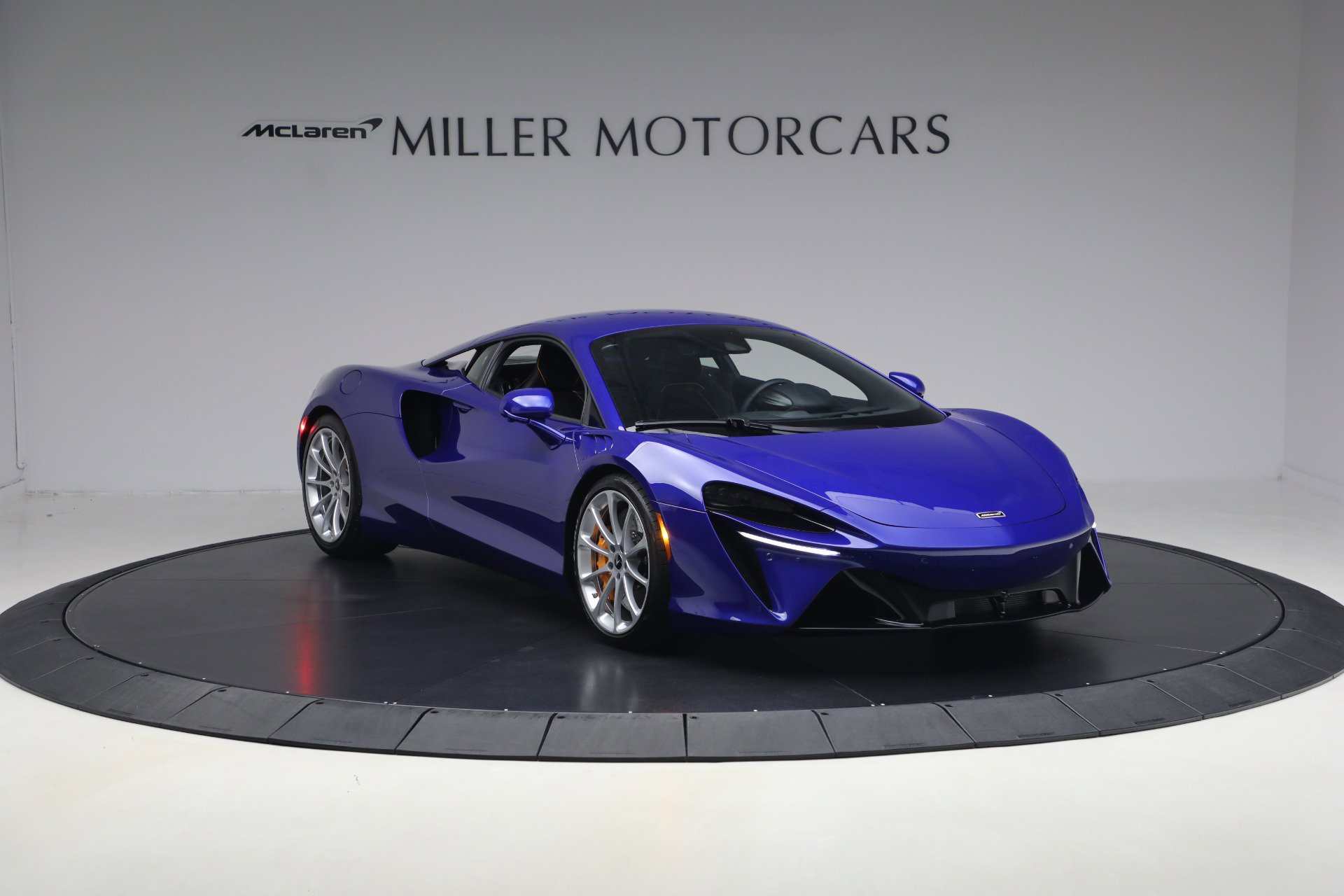 Used 2024 McLaren Artura image 11