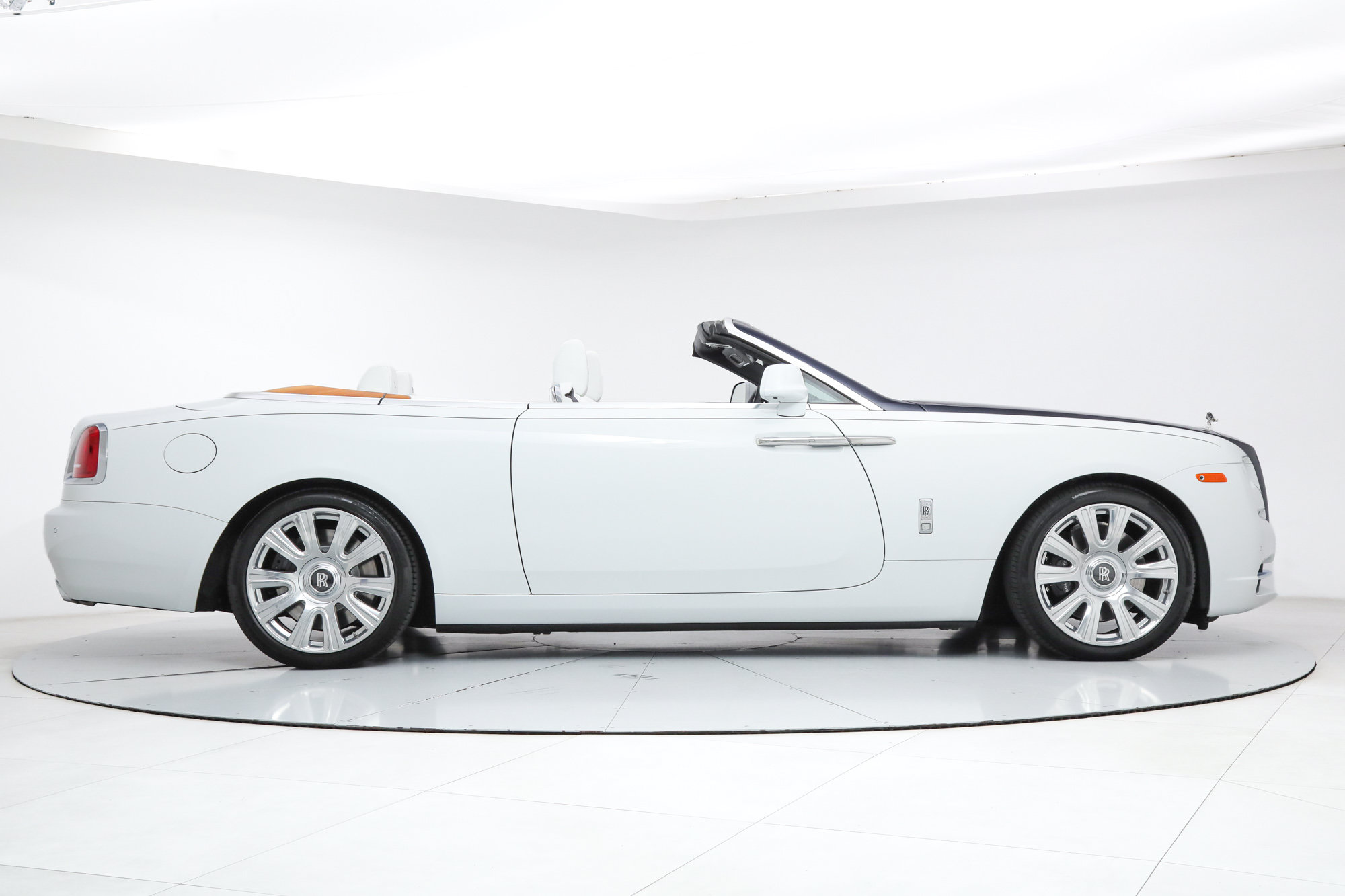 Used 2017 Rolls-Royce Dawn RWD image 6